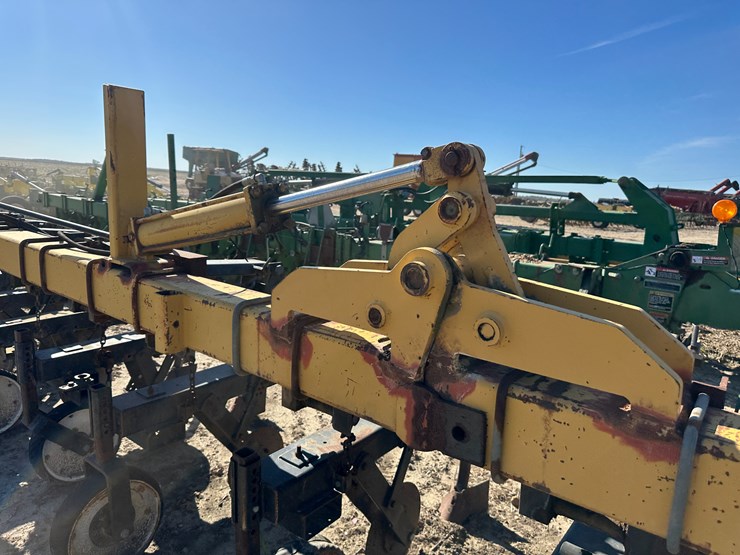 #33726-•-16-row-30"-cultivator-image-33