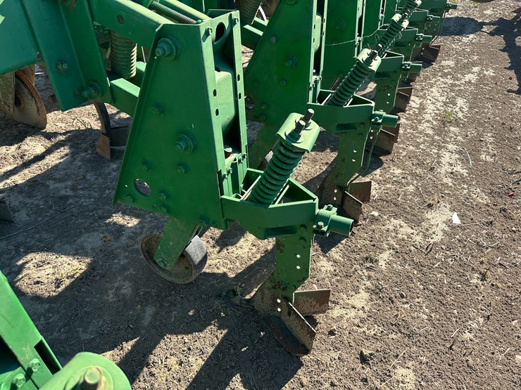 #33728-•-16-row-30"-cultivator-image-13