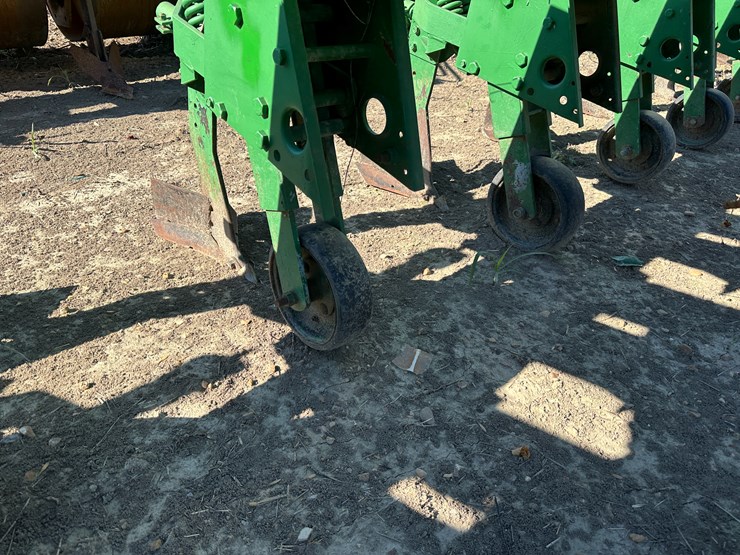 #33728-•-16-row-30"-cultivator-image-29