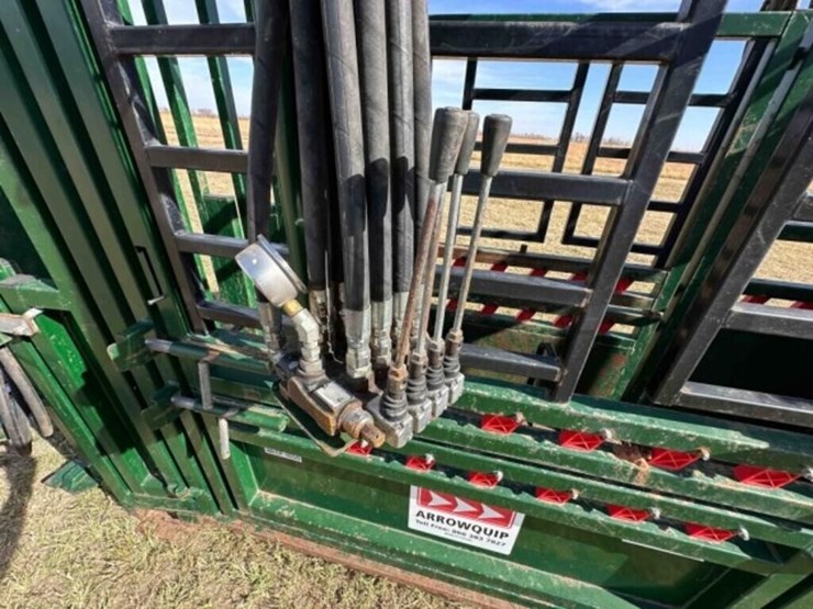 arrowquip-cp-1050-hydraulic-squeeze-chute-image-13