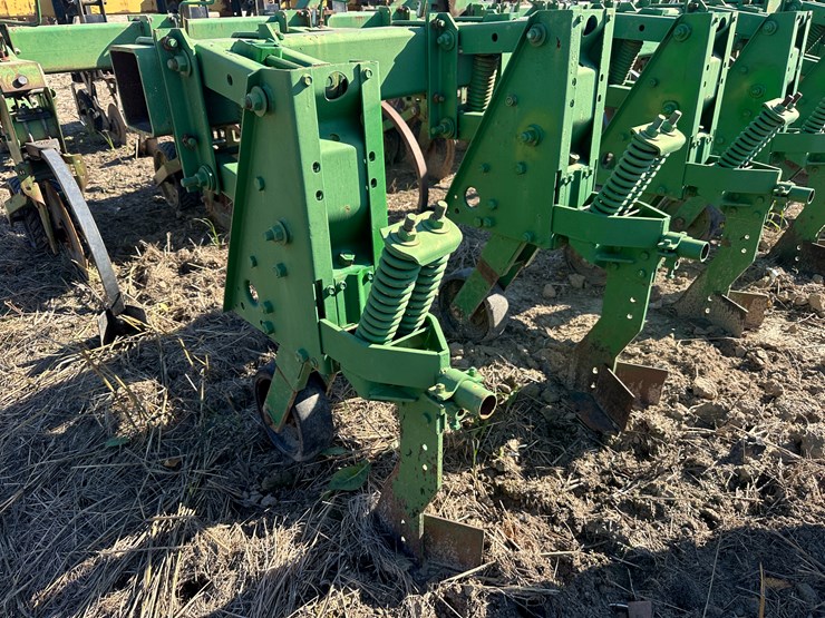 #33728-•-16-row-30"-cultivator-image-5
