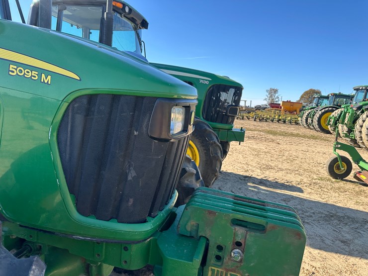 2011-john-deere-5095m-image-31
