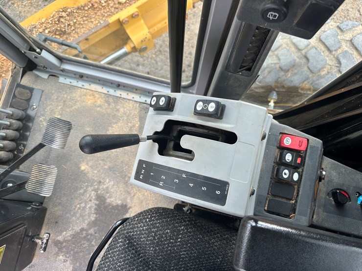 2022-caterpillar-140gc-image-89