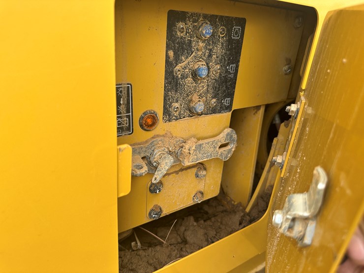 2022-caterpillar-140gc-image-65