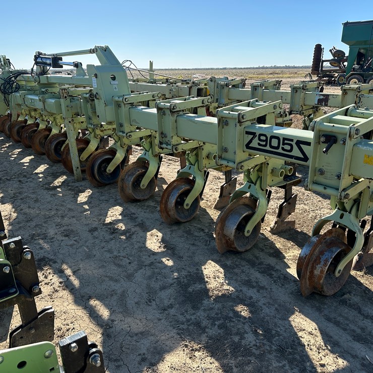 #33734 • Orthman 16-row 30" Bedder Lister