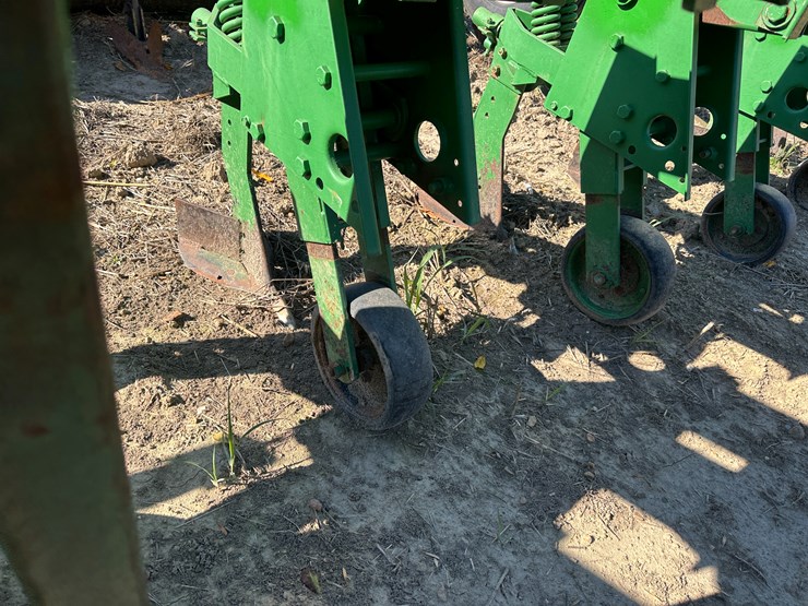 #33728-•-16-row-30"-cultivator-image-38