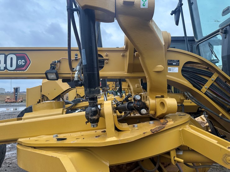 2022-caterpillar-140gc-image-38