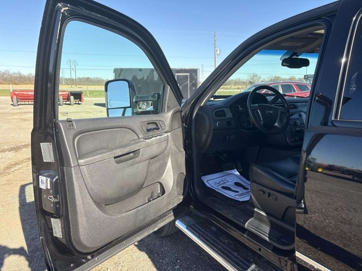 2013-chevrolet-3500hd-image-14