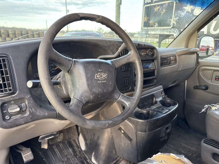 2001-chevrolet-express-g2500-image-25