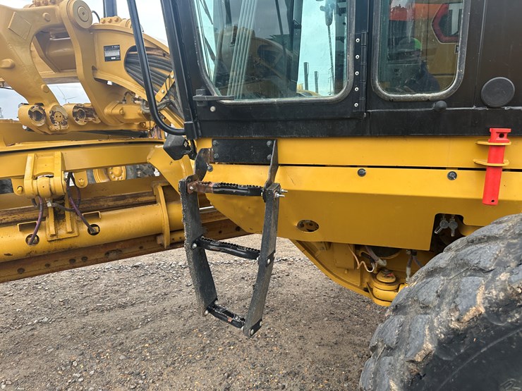 2022-caterpillar-140gc-image-27