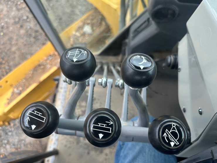 2022-caterpillar-140gc-awd-image-118