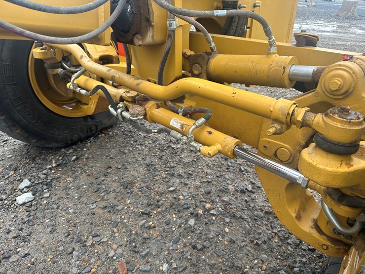 2022-caterpillar-140gc-awd-image-17