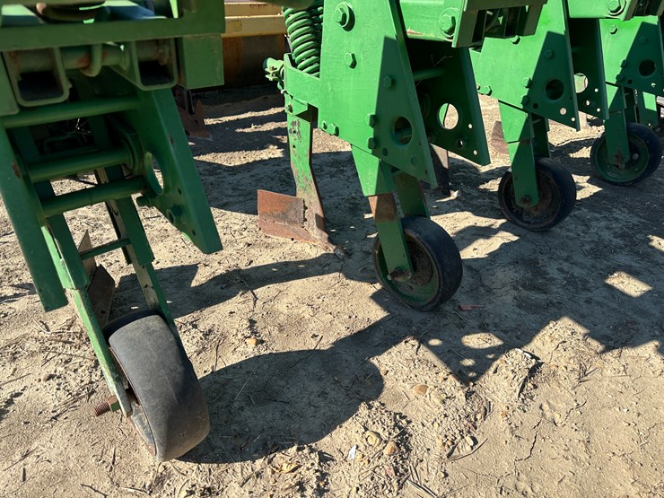 #33728-•-16-row-30"-cultivator-image-24