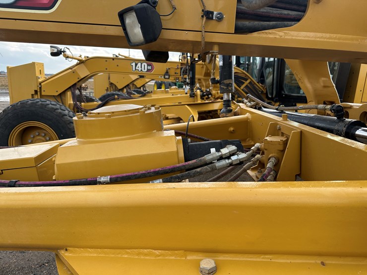 2022-caterpillar-140gc-image-31