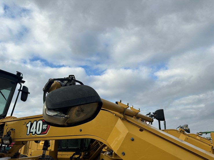 2022-caterpillar-140gc-image-41