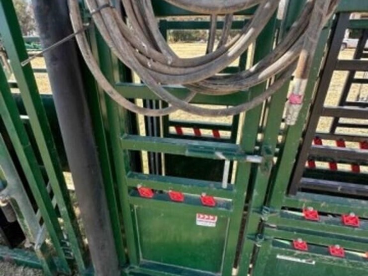 arrowquip-cp-1050-hydraulic-squeeze-chute-image-7