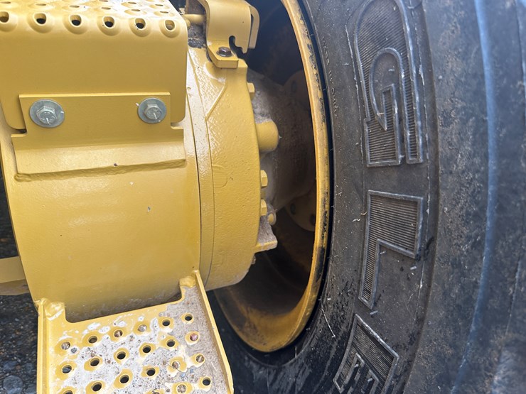 2022-caterpillar-140gc-awd-image-12