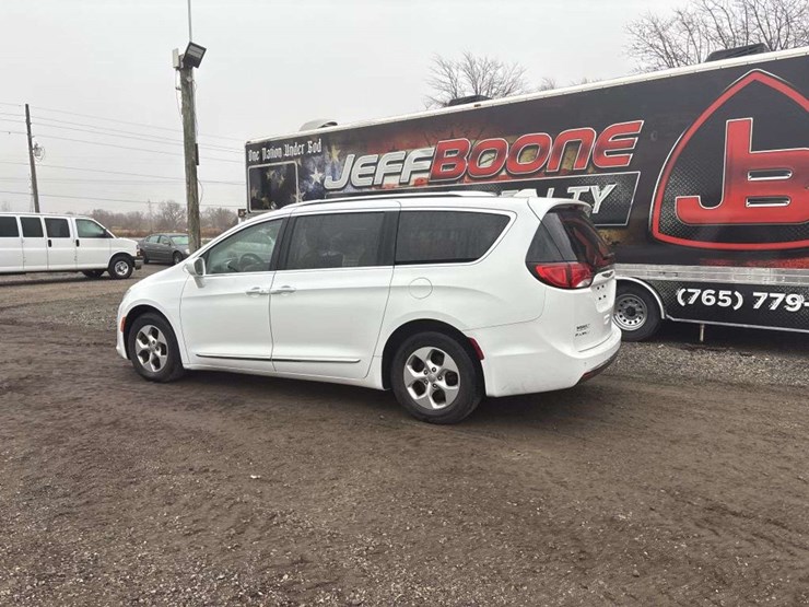 2017-chrysler-pacifica-image-3