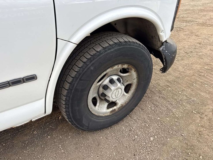 2001-chevrolet-express-g2500-image-11