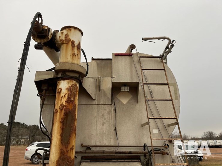 2005-international-7600-image-40