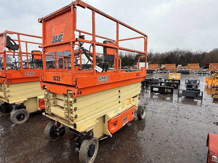 2015-jlg-3246es-image-1