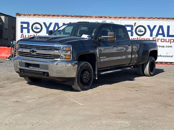 2018-chevrolet-silverado-3500hd-4x4-crew-cab-pickup-truck-image-1