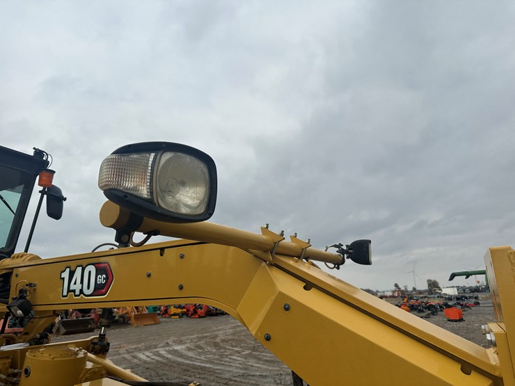 2022-caterpillar-140gc-image-42