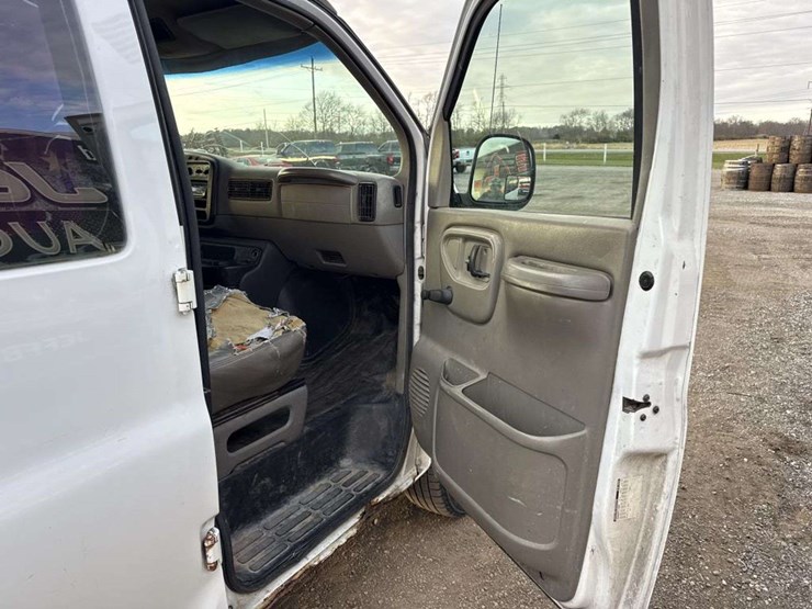 2001-chevrolet-express-g2500-image-23