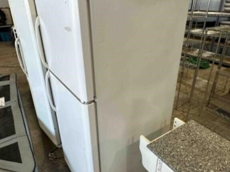 frigidaire-refrigerator/freezer-powers-on-image-2