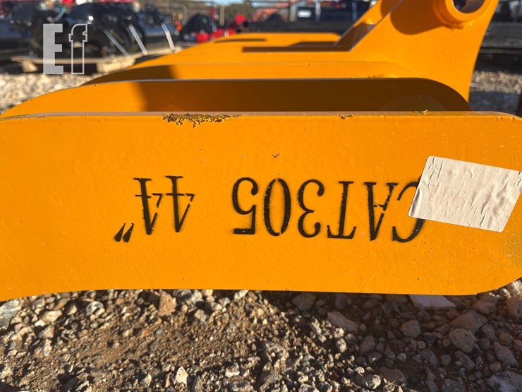 cat305-44in-rake-grapple-attachment-image-4