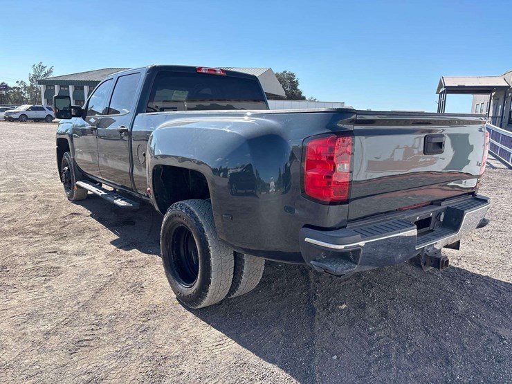 2018-chevrolet-silverado-3500hd-4x4-crew-cab-pickup-truck-image-4