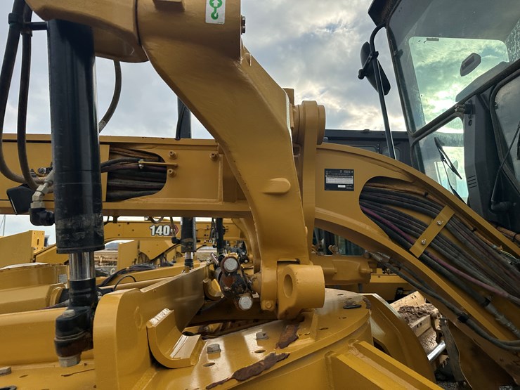 2022-caterpillar-140gc-image-30