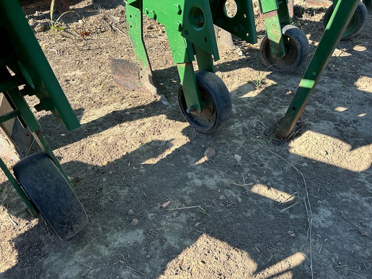 #33728-•-16-row-30"-cultivator-image-37