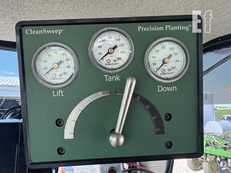 2013-john-deere-8235r-image-30