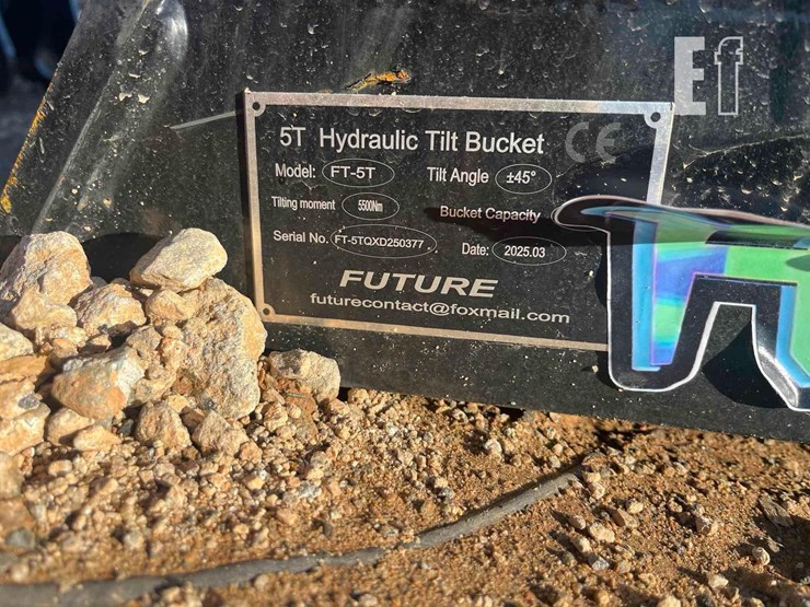 future-5t-hydraulic-tilt-bucket-image-4