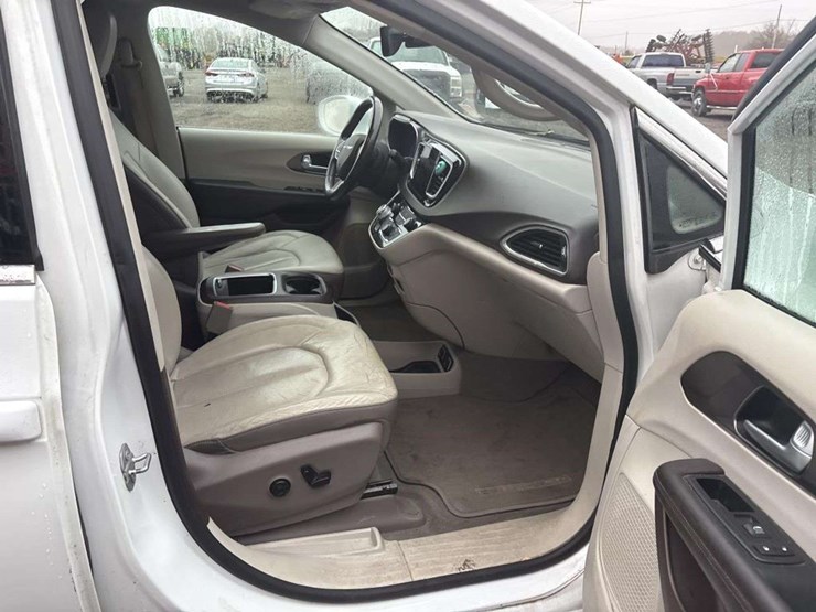 2017-chrysler-pacifica-image-20