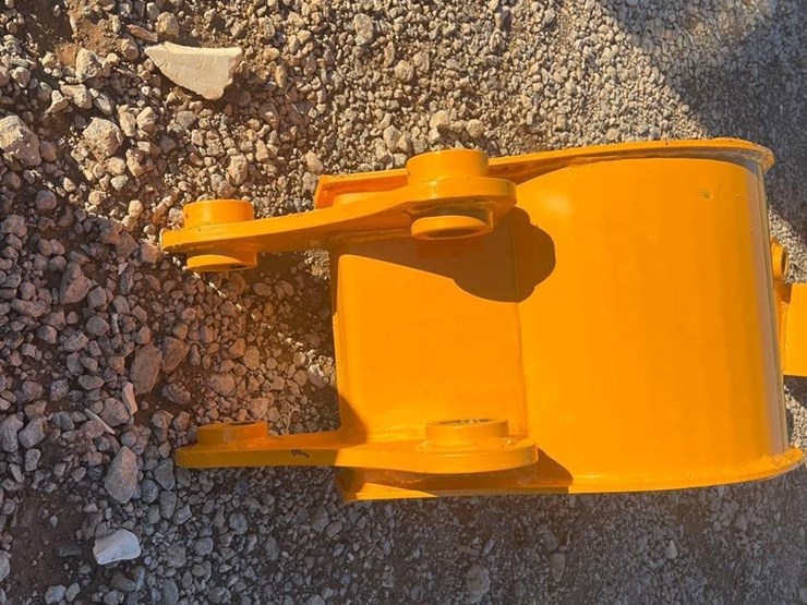 cat305-12in-excavator-buctet-image-3