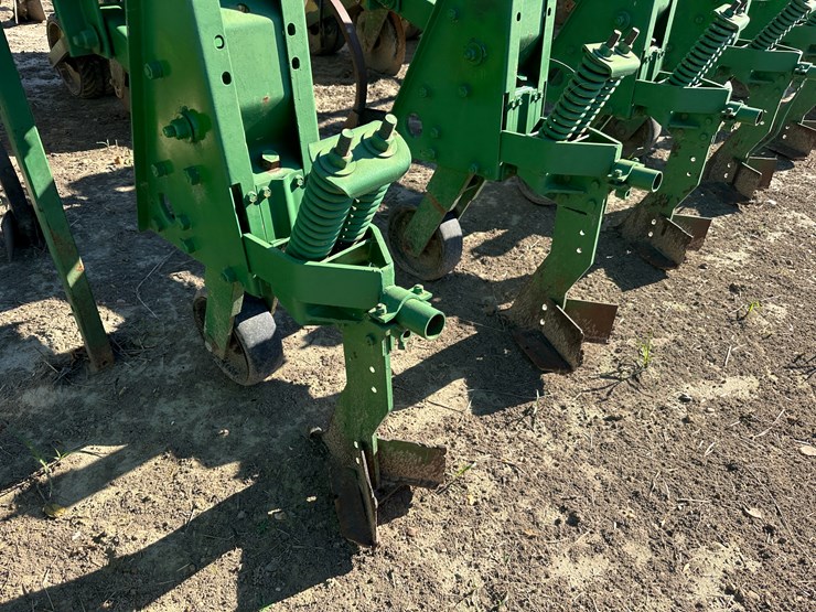 #33728-•-16-row-30"-cultivator-image-10