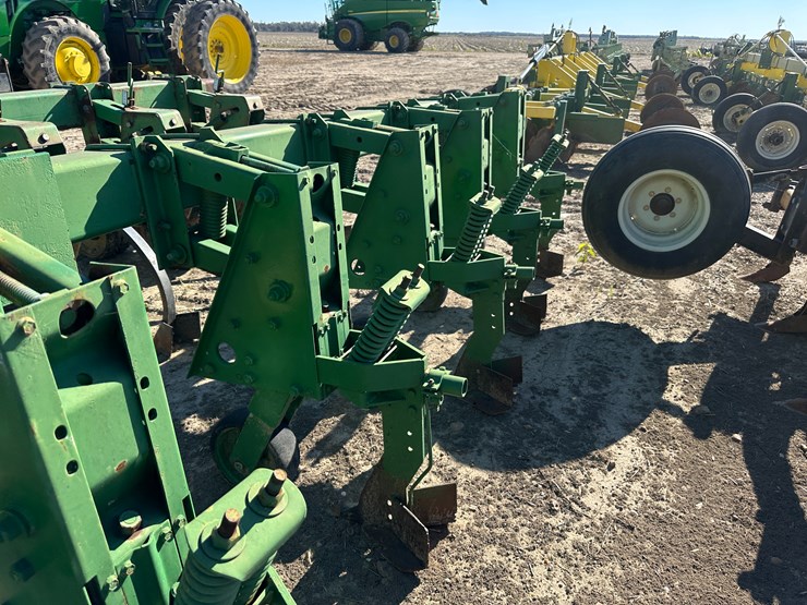 #33728-•-16-row-30"-cultivator-image-22