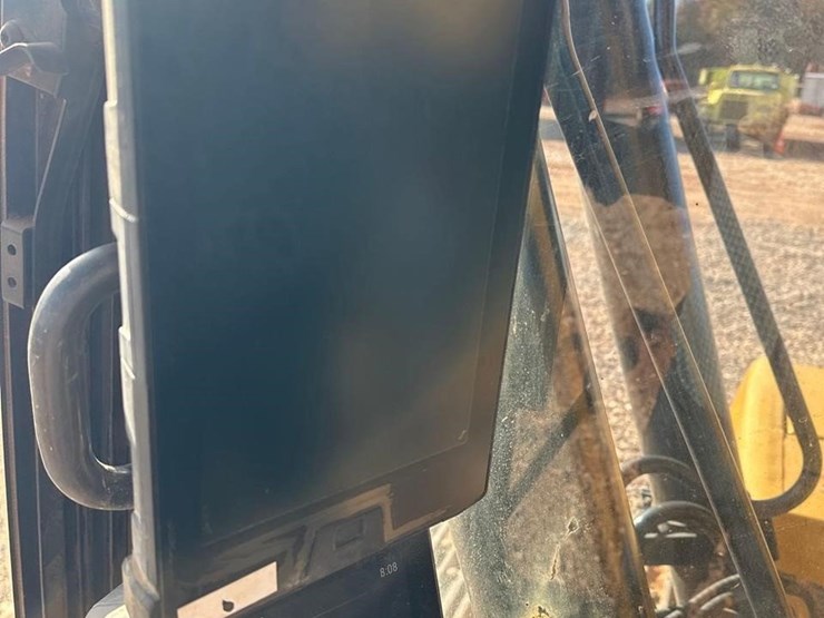 2018-caterpillar-320-image-31