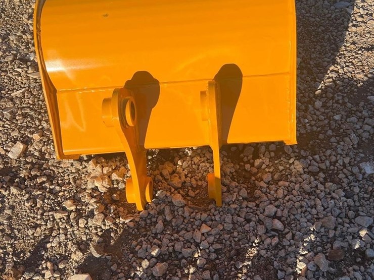 cat305-24in-excavator-bucket-image-3