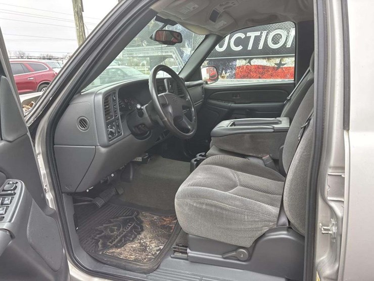 2006-chevrolet-k2500-image-13