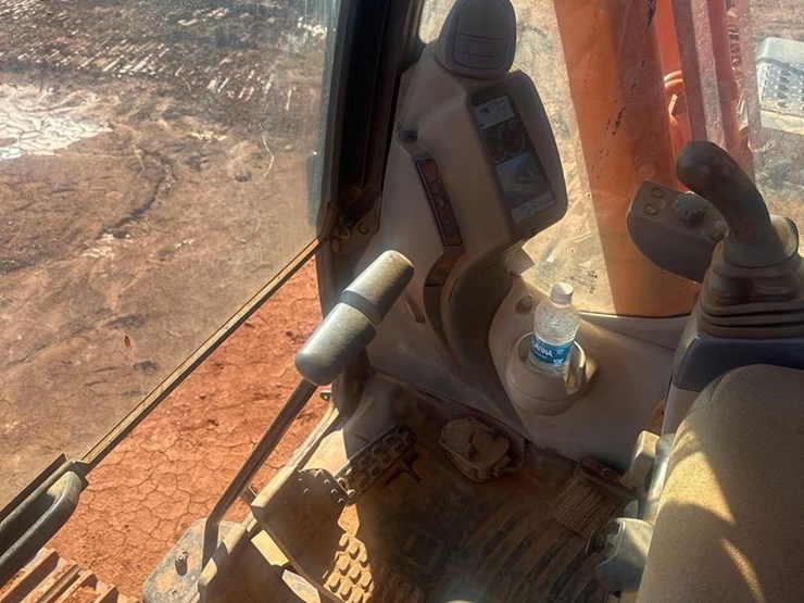 2016-hitachi-zx250-lc-image-18