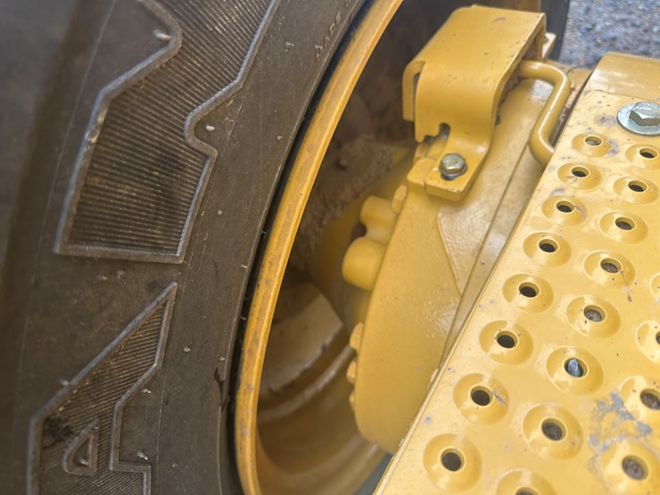 2022-caterpillar-140gc-awd-image-14