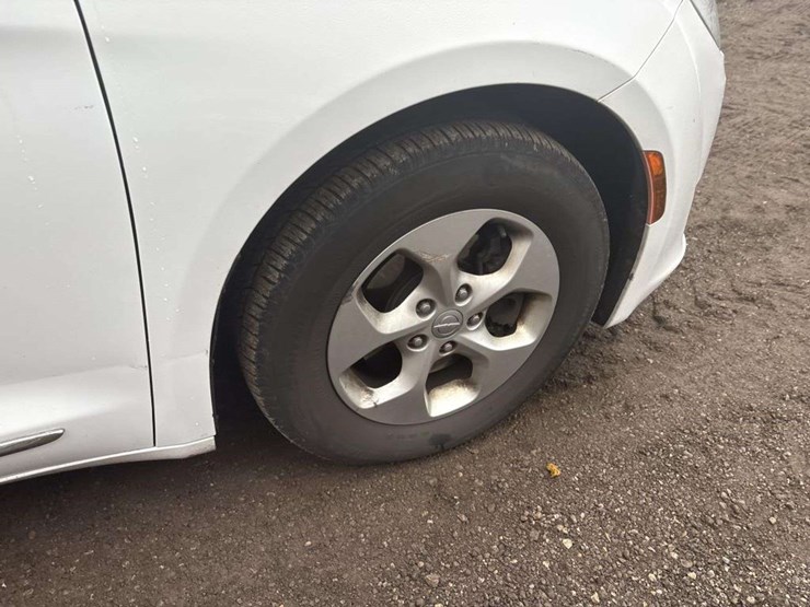 2017-chrysler-pacifica-image-11