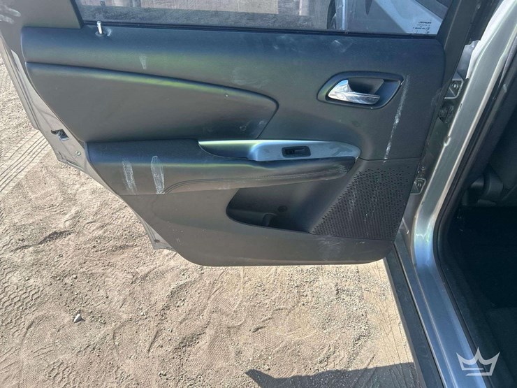 2015-dodge-journey-sxt-image-11