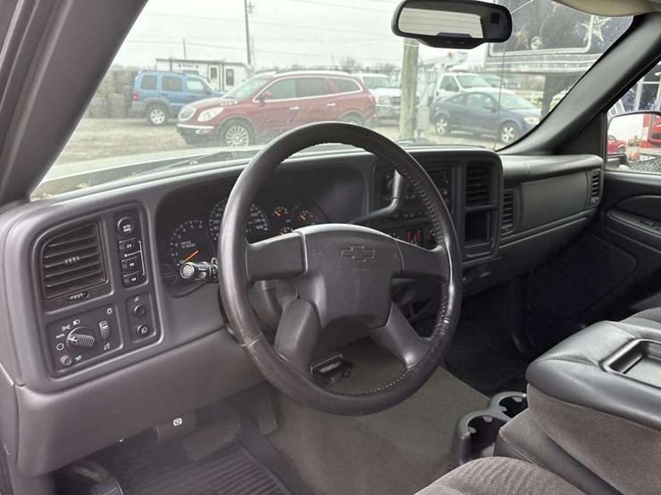 2006-chevrolet-k2500-image-21