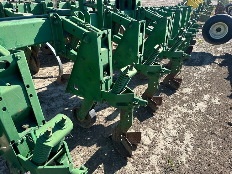 #33728-•-16-row-30"-cultivator-image-18