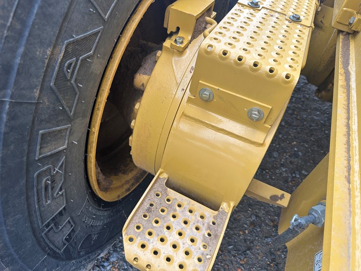 2022-caterpillar-140gc-image-14