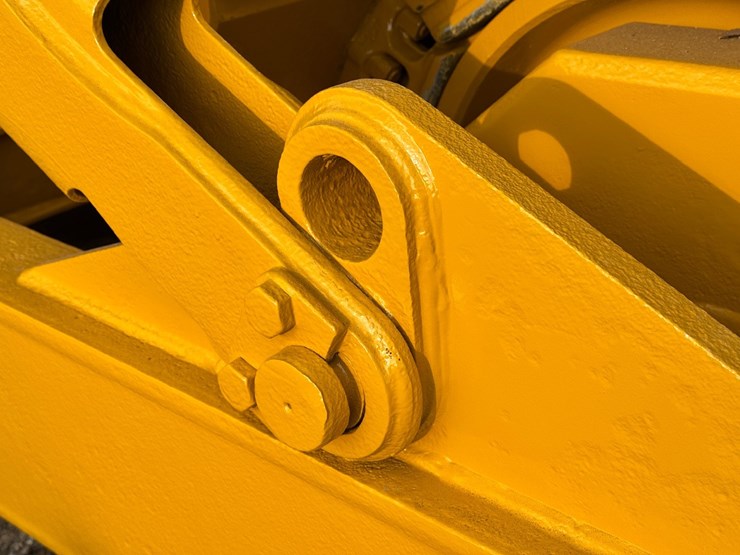 2019-caterpillar-d8t-image-35